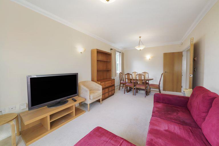 2 bed property in 15 Etchingham Park Road, Finchley